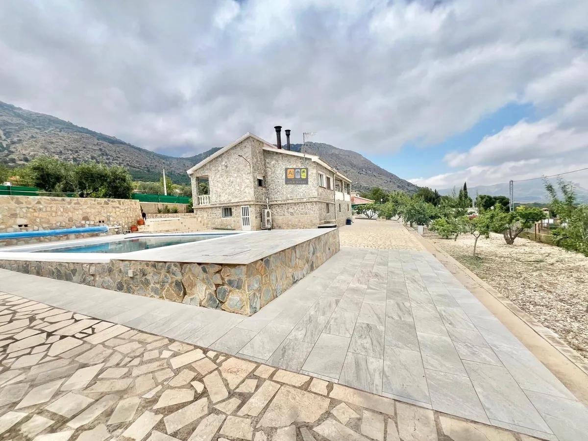 Country House in Tibi