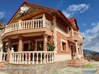 Chalet Con Piscina En Venta En Confrides