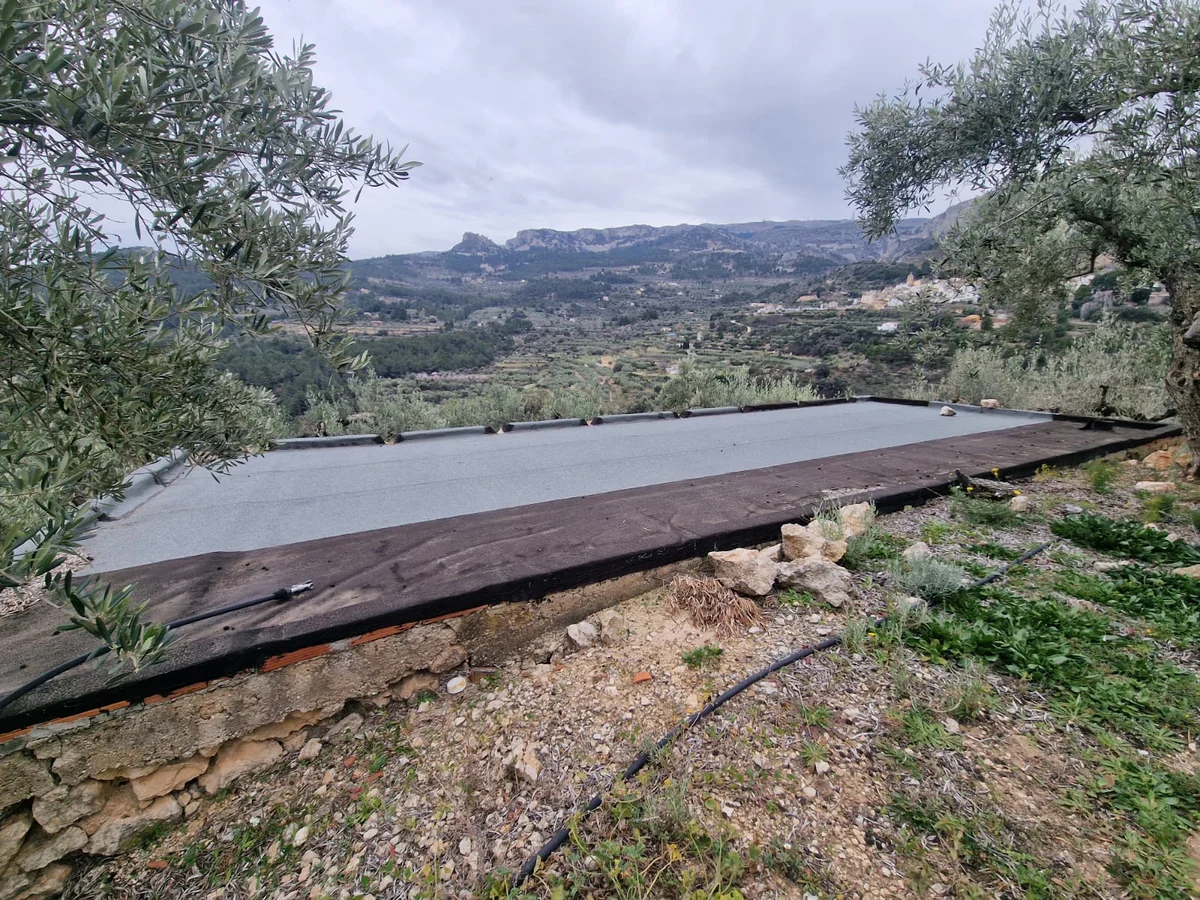 Casita de piedra en Confrides - 2