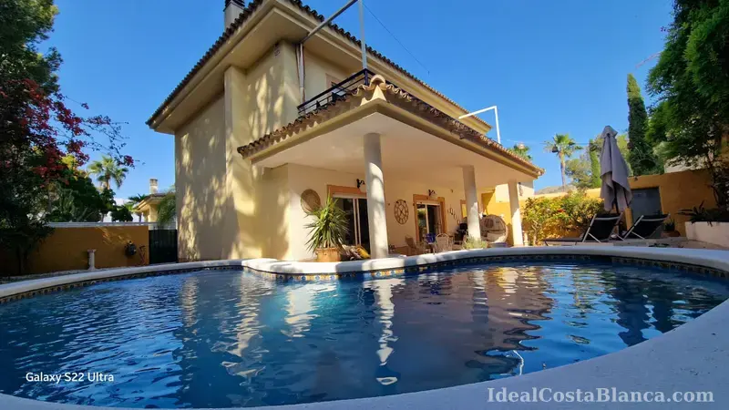 Villa with private pool for sale. - 2