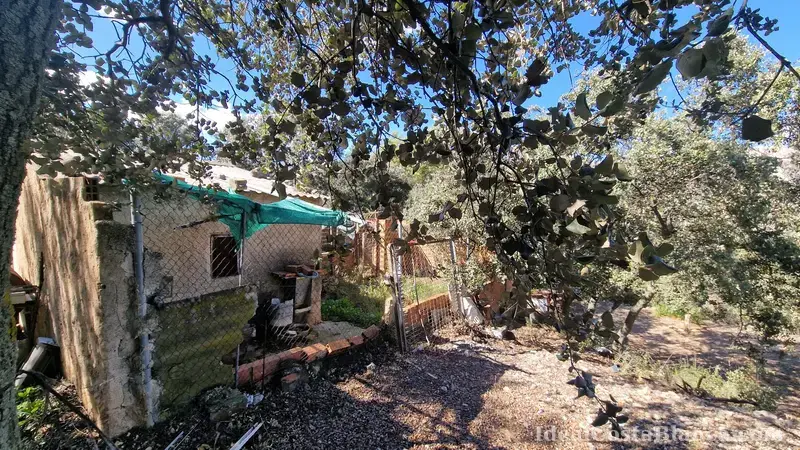 Grundstück mit renovierungsbedürftigem Gebäude in Confrides - 2