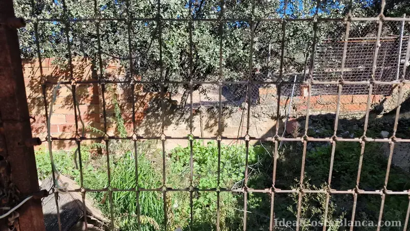 Plot of land with a property in need of renovation in Confrides - 19