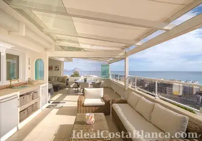 Penthouse de luxe situé dans l'un des quartiers les plus huppés d'Altea, offrant une vue panoramique sur la mer