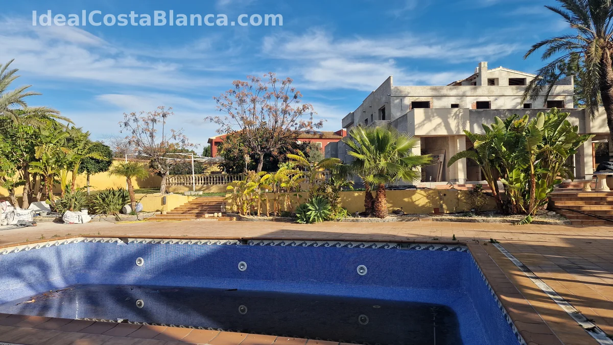 Villa Mediterránea con muchas posibilidades en Alfaz del Pi (El Cautivador)