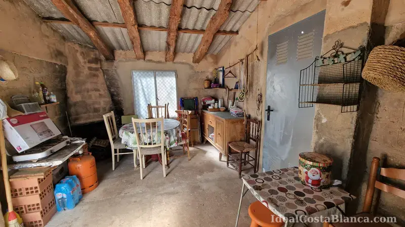 Plot of land with a property in need of renovation in Confrides - 5