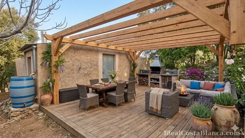 Plot of land with a property in need of renovation in Confrides - 1