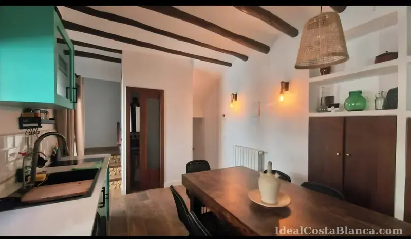 Maison de village rénovée à Confrides - 4