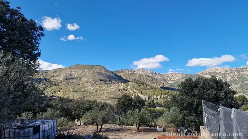 Plot of land with a property in need of renovation in Confrides - 29
