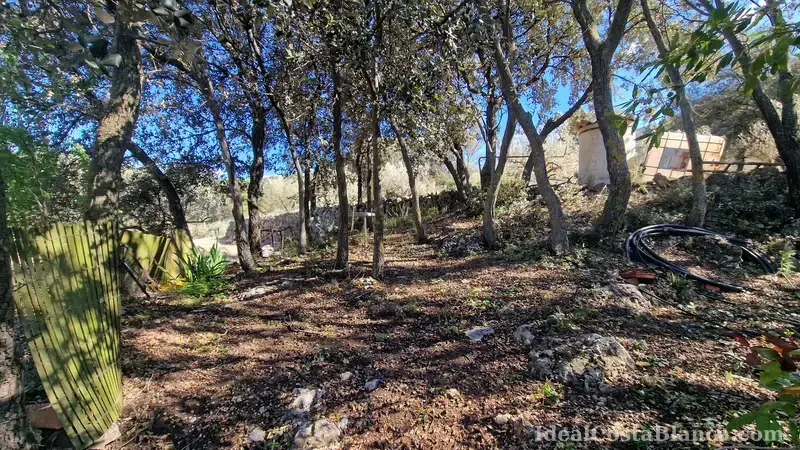 Plot of land with a property in need of renovation in Confrides - 16