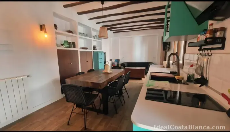 Maison de village rénovée à Confrides - 3