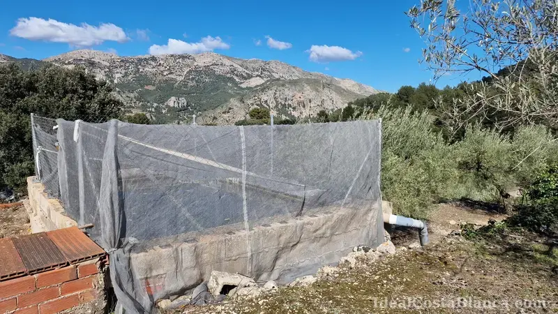 Plot of land with a property in need of renovation in Confrides - 27
