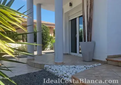 Villa for sale with a private swimming pool in Albir.