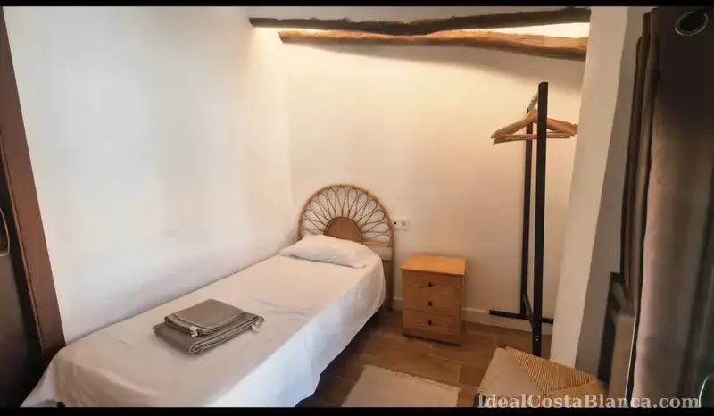 Maison de village rénovée à Confrides - 9